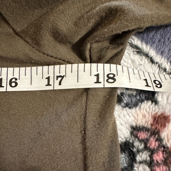 Lulu’s olive green dress. - Picture 5 of 7